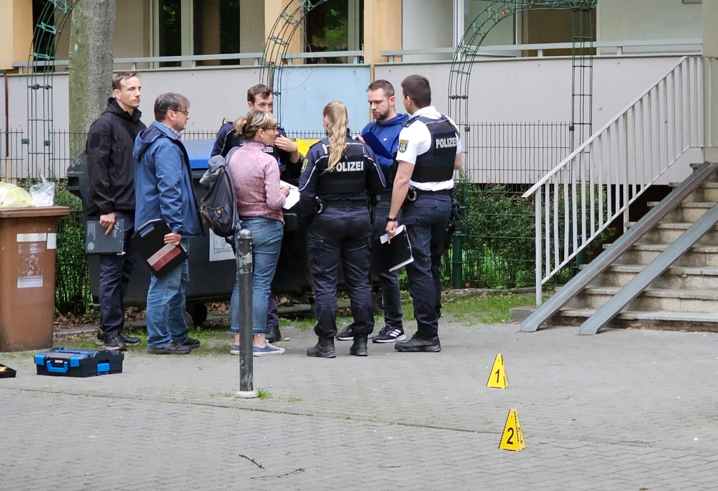 Attacke in Halle: Ein Mädchen und zwei Erwachsene verletzt